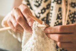 Jak zrobić sweterek na drutach – krok po kroku