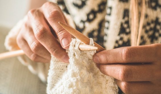 Jak zrobić sweterek na drutach – krok po kroku