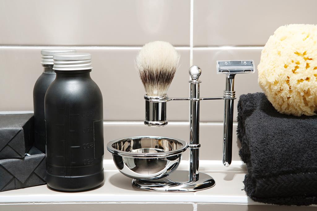 Twój mężczyzna martwi się podrażnieniami na twarzy po goleniu? Podpowiadamy, co może ułatwić mu życie!
