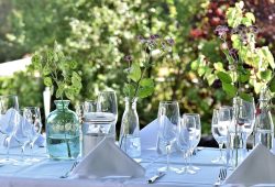 Aranżacja stołu na przyjęcie w ogrodzie – 4 inspiracje
