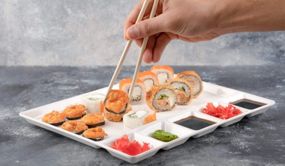 Jak jeść sushi? Jak obsługiwać się pałeczkami?