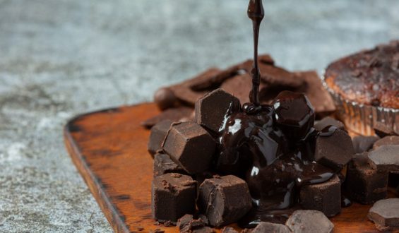 Polewa czekoladowa z czekolady i śmietany – gotowa w dwie minuty!