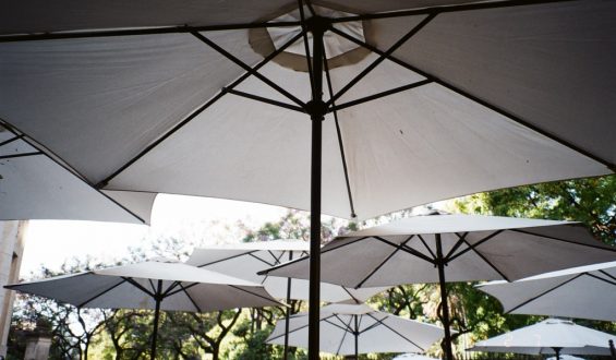 Na co zwracać uwagę, wybierając parasol gastronomiczny?
