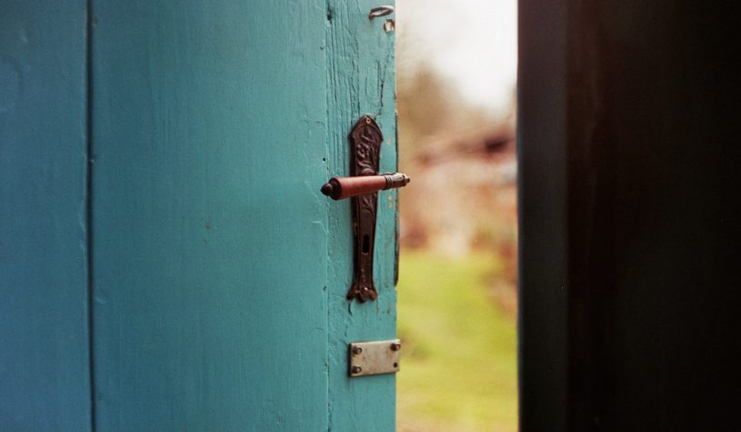 Skrzypiące drzwi wejściowe – jak je naprawić?