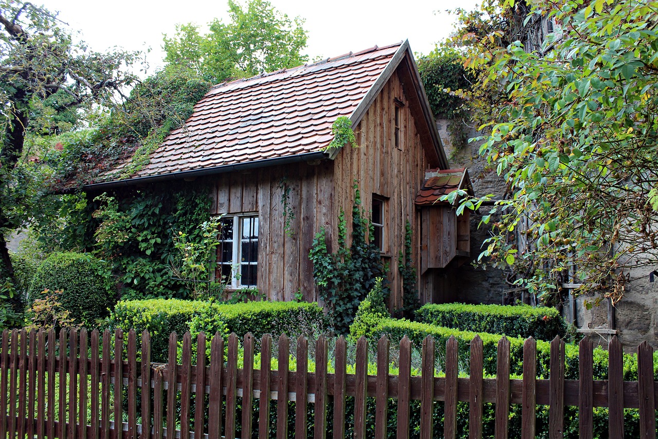Drewniany domek na działce rodzinnej – czy to dobry pomysł?