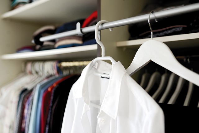 Urządzanie garderoby: Praktyczne i stylowe rozwiązania dla Twoich ubrań