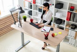 Biurko regulowane – dlaczego to dobry pomysł dla Ciebie?